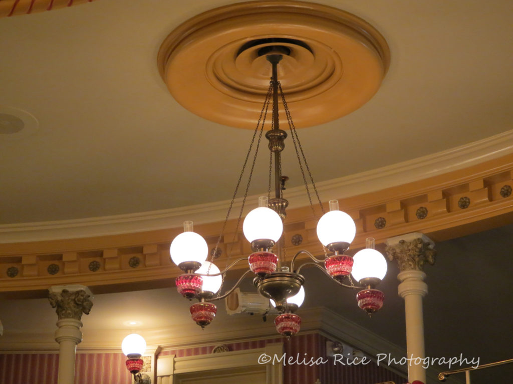 Dining Tips at the Golden Horseshoe in Disneyland.