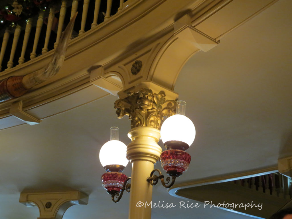 Dining Tips at the Golden Horseshoe in Disneyland.