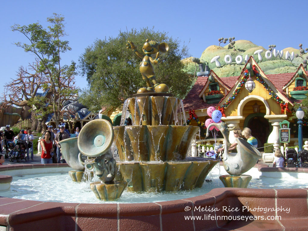 Mickey Mouse statue fountain. Discovering statues around Disneyland.