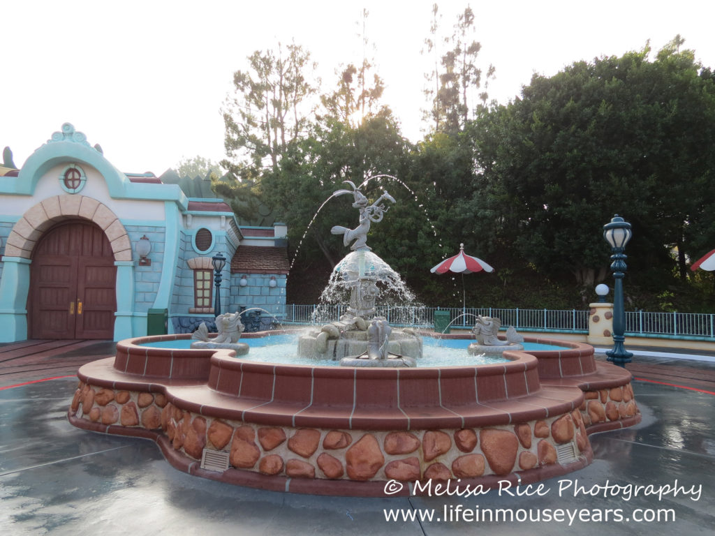 Roger Rabbit fountain statue. Discovering statues around Disneyland.