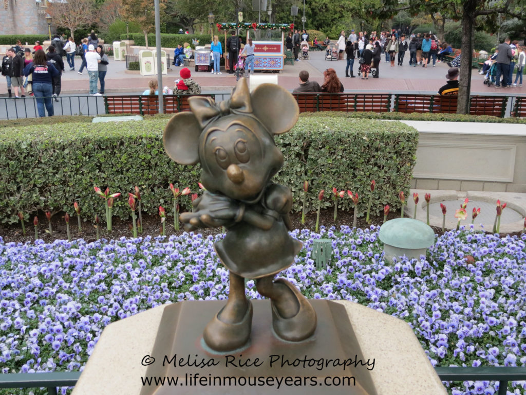 Minnie Mouse statue in Disneyland. Discovering statues around Disneyland. 