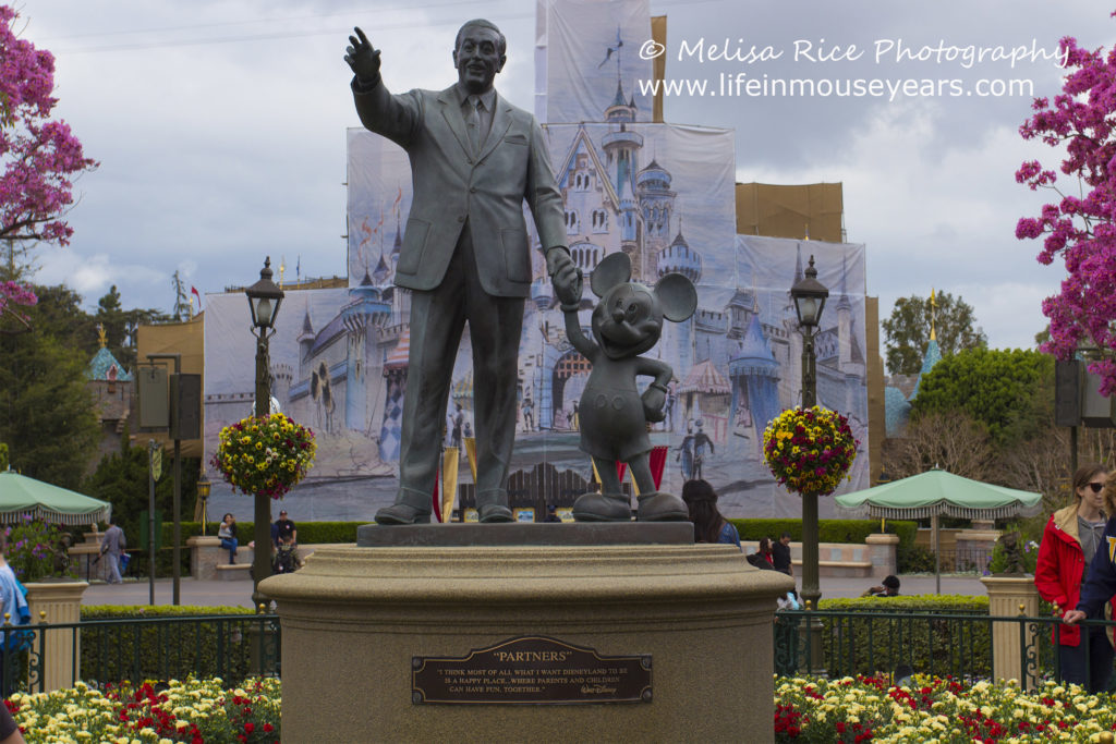 Partners statue. Walt and Mickey Mouse. Discovering statues around Disneyland.