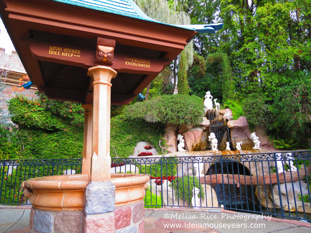 Peaceful Places at Disneyland www.lifeinmouseyears.com #disneyland #peacefulplaces #quietdisneyland #familyvacation #california #disney #disneylandrailroad #pixiehollow #hungrybearrestaurant #tomsawyerisland 