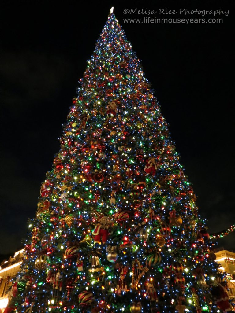 Disneyland Holiday Foods. Life in Mouse Years. #disneyland #california #travel #disney #mainstreetusa #holiday #disneyparks #disneyfoods #dsineyholidaytreats