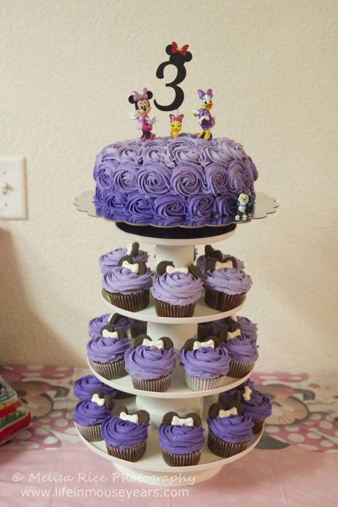 www.lifeinmouseyears.com #lifeinmouseyears #minniemouse #minniemousecake #minniemousecupcakes #cakes #cupcakes #yumm #cake #frosting #minniemouseparty