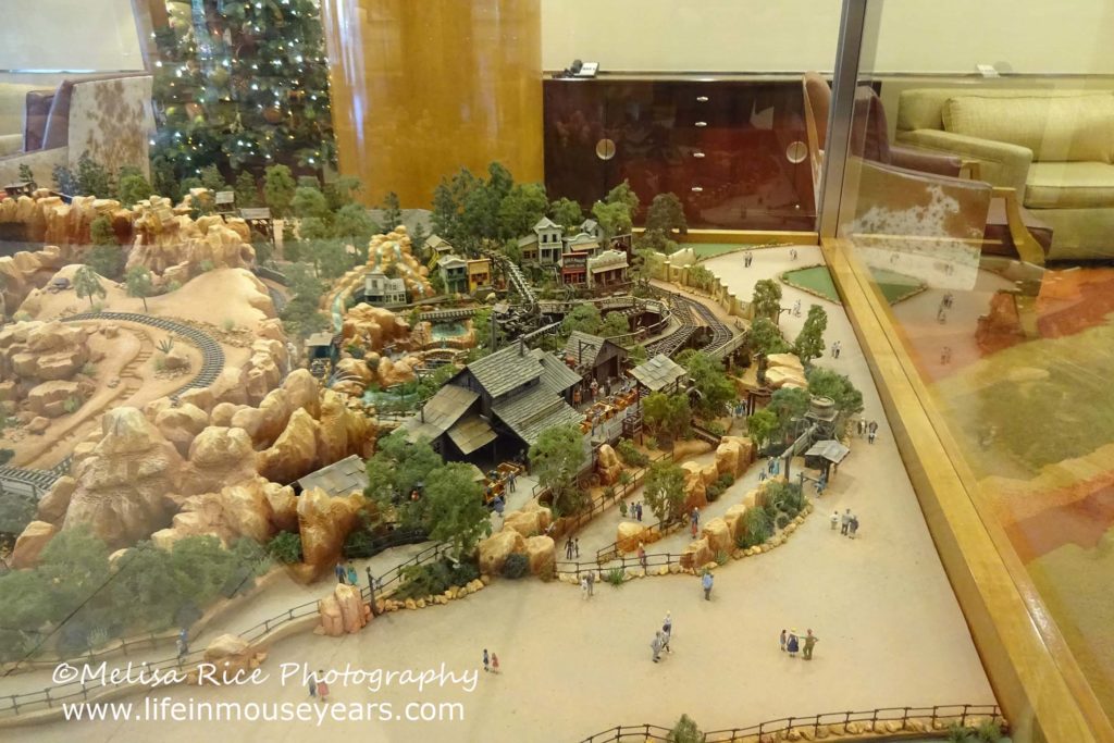 Exploring Disneyland Hotel's Frontier Tower www.lifeinmouseyears.com #lifeinmouseyears #disneylandhotel #bigthundermountainrailroad