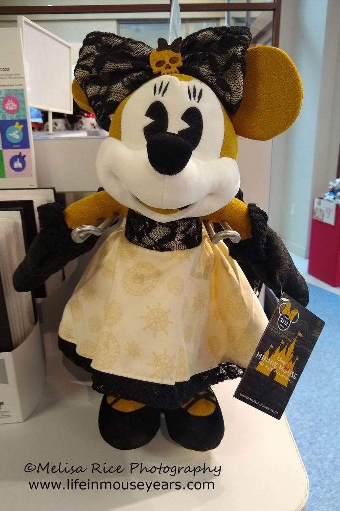 Disney Outlet at Woodburn Premium Outlet www.lifeinmouseyears.com #lifeinmouseyears #disneyoutlet #woodburnpremiumoutlets