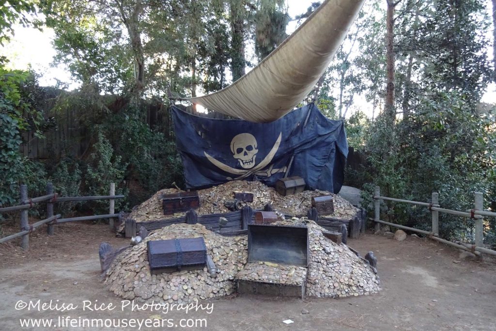 Touring Tom Sawyer Island www.lifeinmouseyears.com #lifeinmouseyears #disneyland #tomsawyerisland #marktwain 