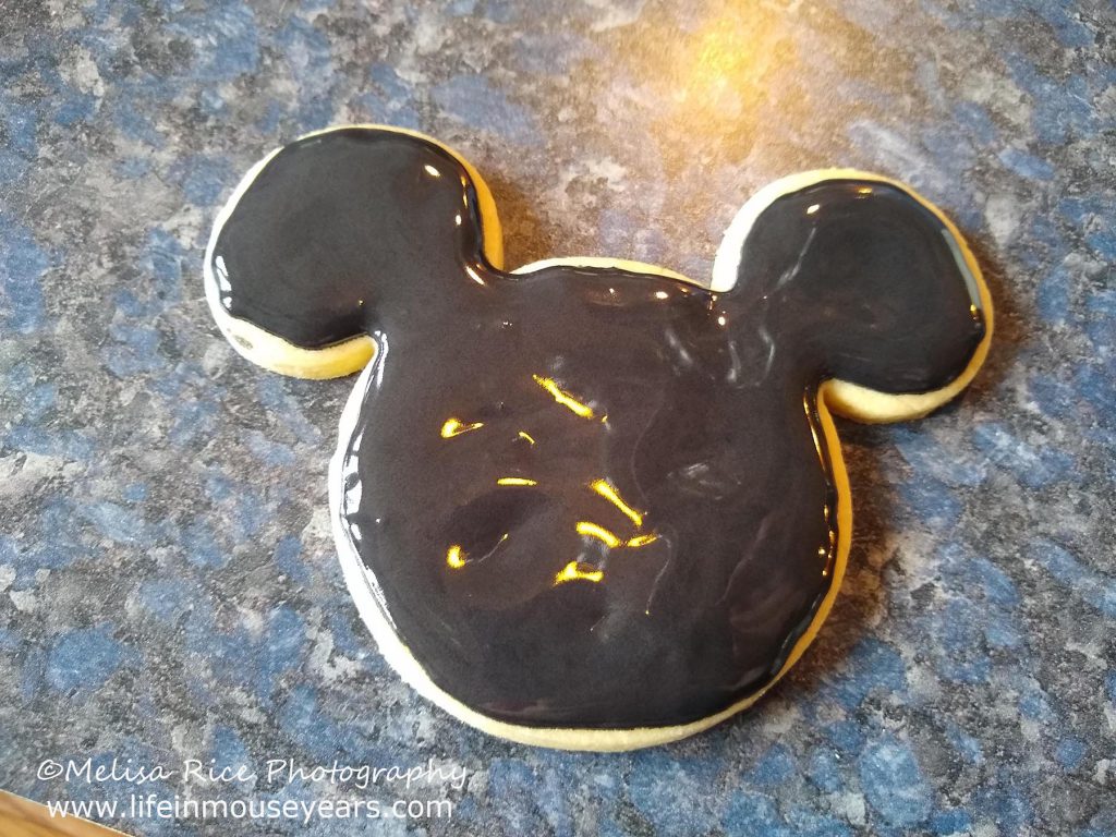 www.lifeinmouseyears.com #lifeinmouseyears #disney #disneyfoods #mickeycookies