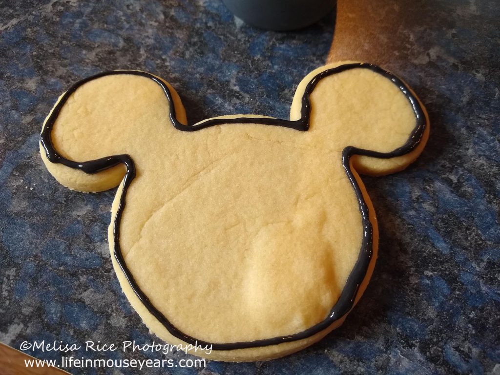 www.lifeinmouseyears.com #lifeinmouseyears #disney #disneyfoods #mickeycookies