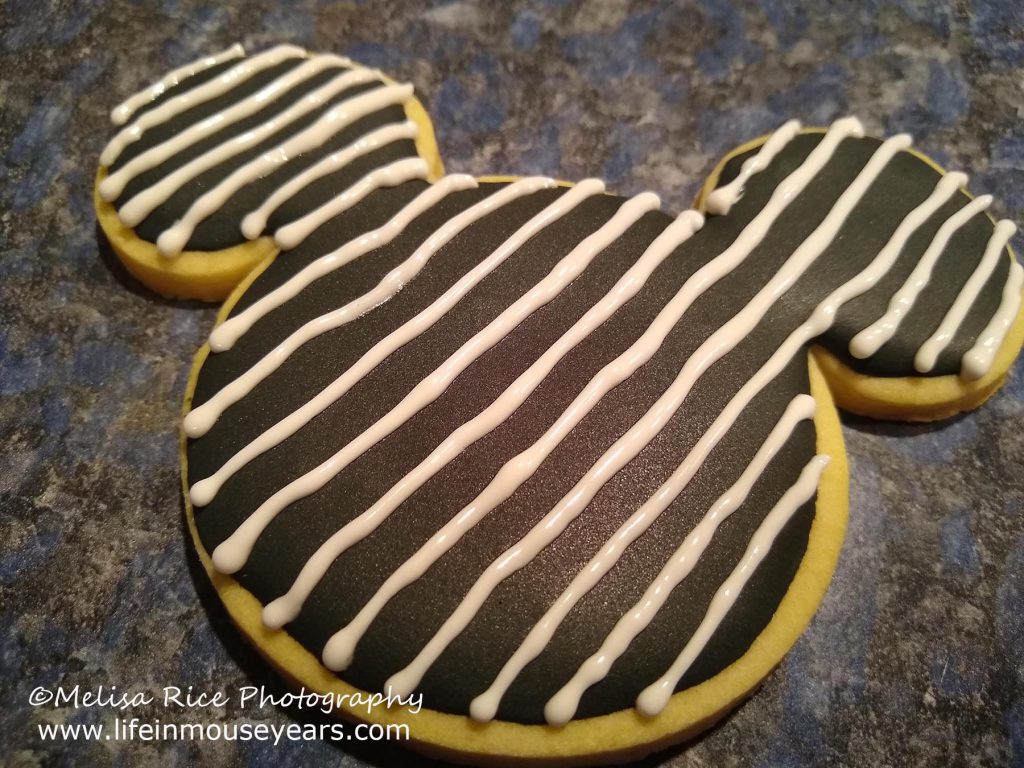 www.lifeinmouseyears.com #lifeinmouseyears #disney #disneyfoods #mickeycookies