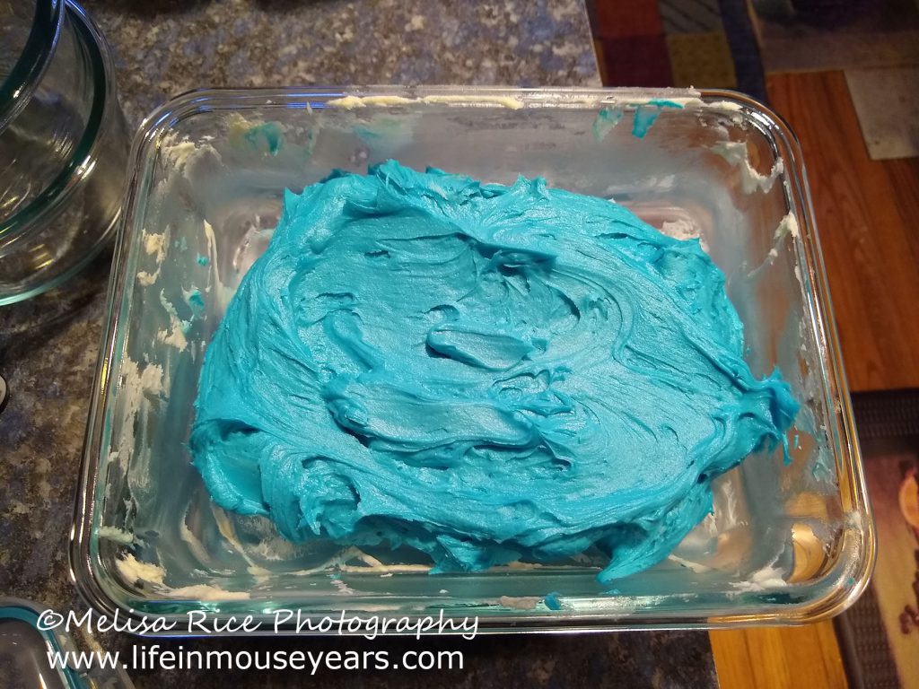 How to Make an Olaf Cake www.lifeinmouseyears.com #lifeinmouseyears #frozen2party #olaf #olafcake