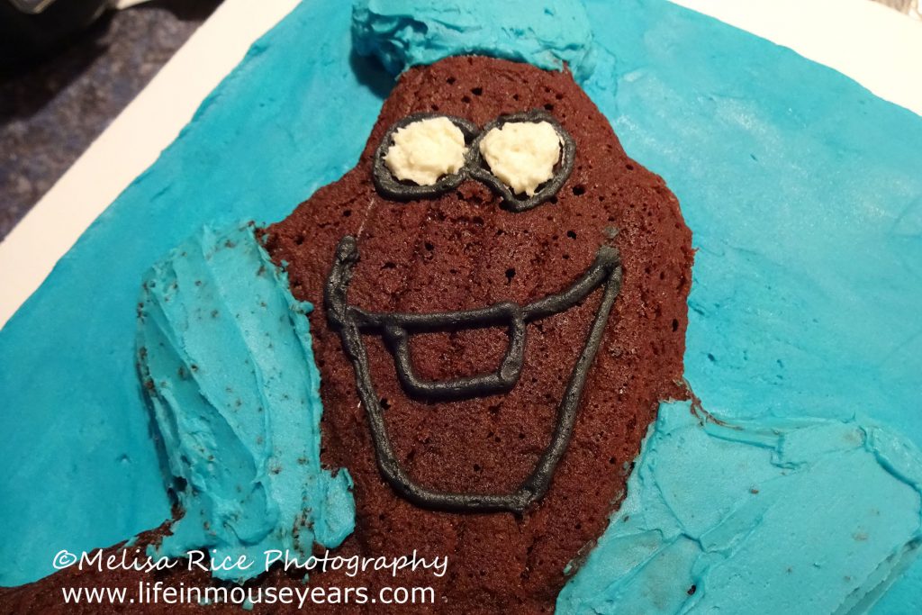 How to Make an Olaf Cake www.lifeinmouseyears.com #lifeinmouseyears #frozen2party #olaf #olafcake