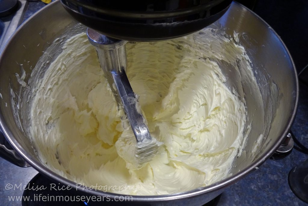 How to Make an Olaf Cake www.lifeinmouseyears.com #lifeinmouseyears #frozen2party #olaf #olafcake